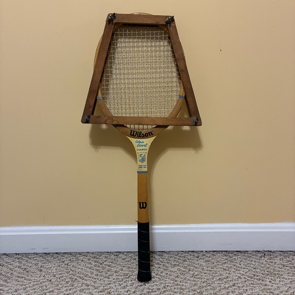 Raquette de tennis vintage dernière chance Chris Evert Wilson avec housse en faux jean Wilson fabriquée aux États-Unis - Canada Raquette de tennis vintage dernière chance Chris Evert Wilson avec housse en faux jean Wilson fabriquée aux États-Unis - Canada